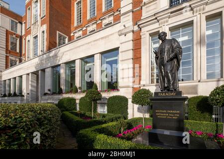 Außenansicht des Instituts für Technik und Technik (IET), ehemals das Institut für Elektrotechnik, Savoy Place, mit Statue von Michael Farraday Stockfoto