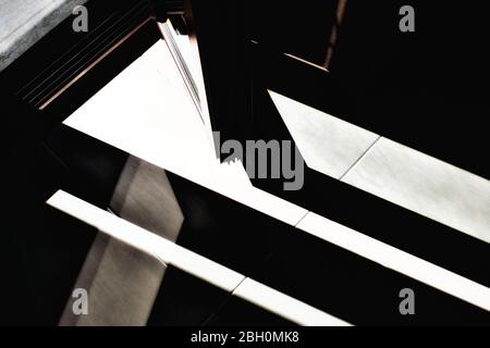 Abstrakte dramatische Komposition von Schatten auf dem Boden Stockfoto