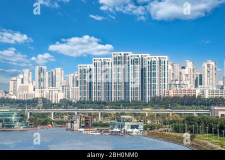 Han River Landschaft in Seoul an einem klaren Tag ohne feinen Staub. Stockfoto