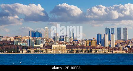 Städtische Skyline von Istanbul vom Bosporus, Türkei Stockfoto