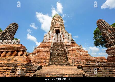 Überreste buddhistischer Tempel in der historischen Stätte von Ayutthaya, Thailand Stockfoto