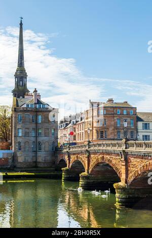 Neue Brücke, Ayr über den Fluss Ayr am Ayr Hafen, mit Blick nach Süden zum Turm des Ayr Rathauses, Ayr, Süd Ayrshire, Schottland, Großbritannien Stockfoto