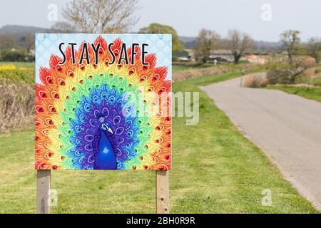 Ein Schild Stay Safe in der Nähe einer Farm im Dorf Ratcliffe Culey, Warwickshire während des Coronavirus Covid 19 Ausbruch. Stockfoto