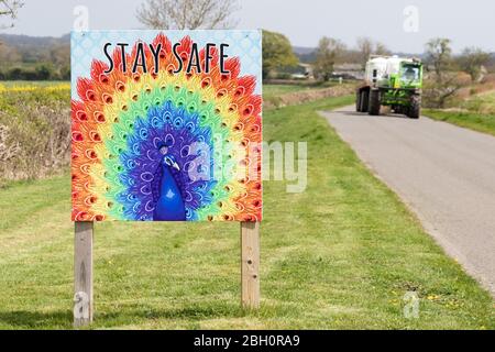Ein Schild Stay Safe in der Nähe einer Farm im Dorf Ratcliffe Culey, Warwickshire während des Coronavirus Covid 19 Ausbruch. Stockfoto