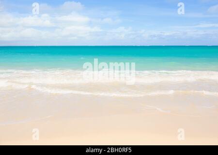 Wunderschöne, klare, blaue Wassermeerwellen mit Meeresblick am warmen Sandstrand Stockfoto