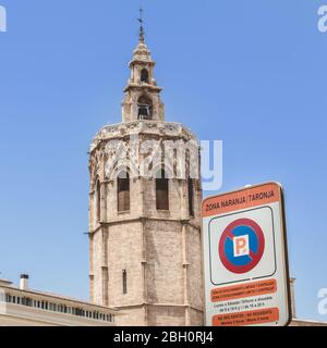 Valencia, Spanien - 16. Juni 2017: Schild weist auf eine Orange Parkplatz (Zona Naranja) und eine beschränkte und kontrollierte Parkplatz in der Dentre ci Stockfoto