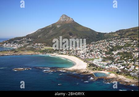 Luftaufnahme des Camps Bay Beach mit Lion's Head im Hintergrund Stockfoto