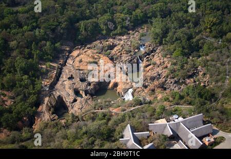 Luftaufnahme des Wasserfalls im Nelspruit Botanical Garden Stockfoto