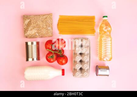 Lebensmittelverpackungen. Quarantäne Lebensmittel Lieferung nach Hause. Flatlay mit Copyspace. Stockfoto