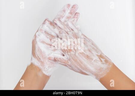 Persönliche Hygiene: Hände waschen, Hand gründlich mit Seife reiben, die viele Blasen zur Reinigung und Desinfektion hat, Vermeidung von Verstreuung Stockfoto