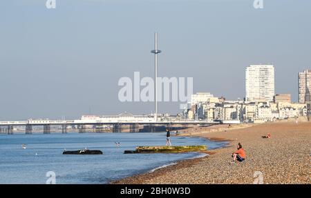 Brighton UK 23. April 2020 - Brighton Beach und direkt am Meer an einem schönen heißen sonnigen Tag während der Sperrbeschränkungen während der Coronavirus COVID-19 Pandemie Krise . Die Temperaturen werden voraussichtlich 25 Grad in einigen Teilen des Südostens heute zu erreichen. Quelle: Simon Dack / Alamy Live News Stockfoto