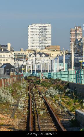 Brighton UK 23. April 2020 - leere Eisenbahnschienen an der berühmten Volkskeisenbahn in Brighton an einem schönen heißen sonnigen Tag während der Sperrbeschränkungen während der Coronavirus COVID-19 Pandemie Krise . Die Temperaturen werden voraussichtlich 25 Grad in einigen Teilen des Südostens heute zu erreichen. Quelle: Simon Dack / Alamy Live News Stockfoto