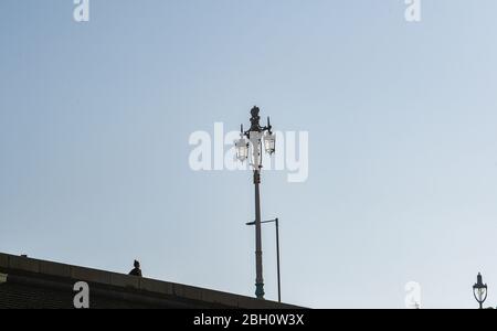 Brighton UK 23. April 2020 - EIN Läufer entlang Brighton Küste an einem schönen heißen sonnigen Tag während der Sperrbeschränkungen während der Coronavirus COVID-19 Pandemie Krise . Die Temperaturen werden voraussichtlich 25 Grad in einigen Teilen des Südostens heute zu erreichen. Quelle: Simon Dack / Alamy Live News Stockfoto