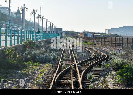 Brighton UK 23. April 2020 - leere Eisenbahnschienen an der berühmten Volkskeisenbahn in Brighton an einem schönen heißen sonnigen Tag während der Sperrbeschränkungen während der Coronavirus COVID-19 Pandemie Krise . Die Temperaturen werden voraussichtlich 25 Grad in einigen Teilen des Südostens heute zu erreichen. Quelle: Simon Dack / Alamy Live News Stockfoto