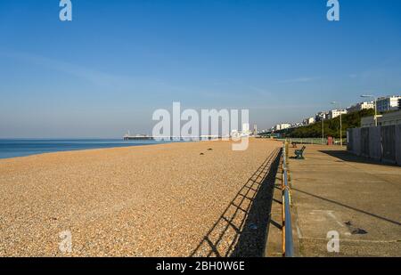 Brighton UK 23. April 2020 - Brighton Beach und direkt am Meer an einem schönen heißen sonnigen Tag während der Sperrbeschränkungen während der Coronavirus COVID-19 Pandemie Krise . Die Temperaturen werden voraussichtlich 25 Grad in einigen Teilen des Südostens heute zu erreichen. Quelle: Simon Dack / Alamy Live News Stockfoto