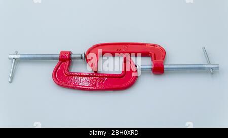 Rote Metallklammer, Presse für Schlosserarbeiten.rote G-Klemmen. Stockfoto