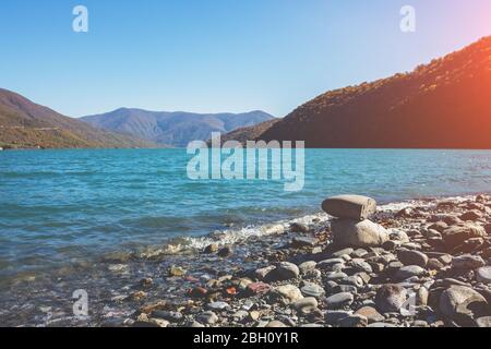 Bergsee an einem sonnigen Tag. Wunderschöner Herbstblick auf den Zhinvali Reservoir im europäischen georgischen Land Stockfoto