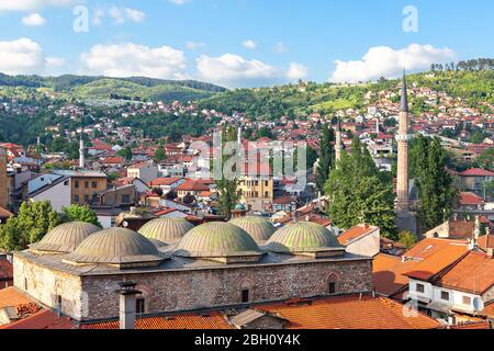 Skyline von Sarajevo mit den Kuppeln des alten Basars, bekannt als Brusa Bezestan, Bosnien Stockfoto