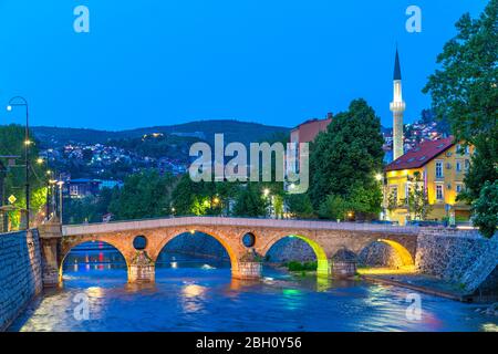 Skyline von Sarajevo im Zwielicht mit gewölbter lateinischer Brücke, Sarajevo, Bosnien und Herzegowina Stockfoto