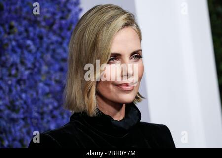 (FILE) Charlize Theron gibt eine Spende in Höhe von 1 Million Dollar inmitten der COVID-19-Pandemie des Coronavirus bekannt. Charlize Theron hat über ihre Stiftung, das Charlize Theron Africa Outreach Project und die Partner CARE und die Entertainment Industry Foundation (EIF) 1 Million Dollar an die Hilfsmaßnahmen zur Coronavirus-Hilfe gespendet. PACIFIC PALISADES, LOS ANGELES, KALIFORNIEN, USA - SEPTEMBER 20: Schauspielerin Charlize Theron kommt bei Carusos Eröffnungsgala im Palisades Village an, die am 20. September 2018 im Pacific Palisades, Los Angeles, Kalifornien, USA, stattfand. (Foto von Xavier Collin/Image Press Age Stockfoto