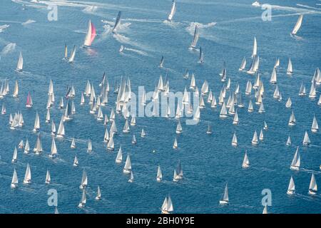 Segelboote, die in der Barcolana, einer historischen internationalen überfüllten Segelregatta im Golf von Triest teilnehmen Stockfoto