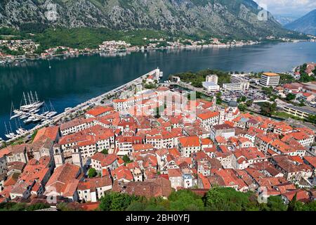 Luftaufnahme über die Bucht von Kotor in Montenegro Stockfoto