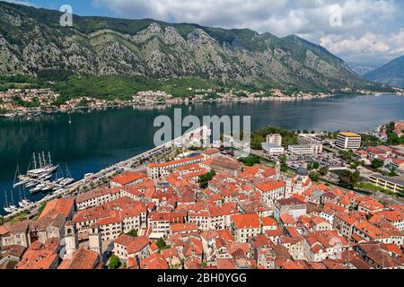 Luftaufnahme über die Bucht von Kotor in Montenegro Stockfoto