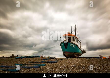 Ein Langzeitfoto eines rustikalen Fischerbootes, das auf einem Kiesstrand in Aldborough an der Suffolk-Küste ruht Stockfoto