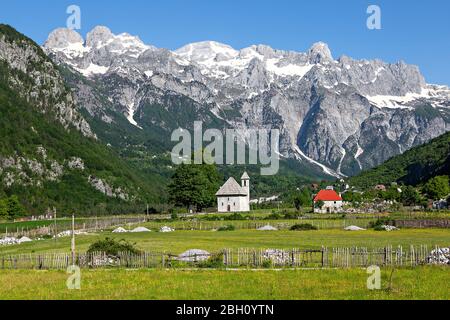 Theth Bergdorf auch bekannt ist Thethi Dorf, in der Theth-Tal, Albanien Stockfoto