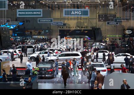 GENF, SCHWEIZ - 6. März 2018: Blick auf die Ausstellungshallen von Palexpo während des 88. Internationalen Automobilsalon in Genf Stockfoto