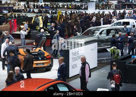 GENF, SCHWEIZ - 6. März 2018: Blick auf das BMW Messegelände und die Messehallen der Palexpo während des 88. Genfer Automobilsalons Stockfoto