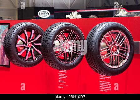 GENF, SCHWEIZ - 6. März 2018: Musterreifen am Firestone-Messestand auf dem 88. Genfer Automobilsalon in Palexpo Stockfoto