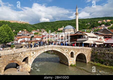 Alte Steinbrücke und Sinan Pasha Moschee, in Prizren, Kosovo Stockfoto