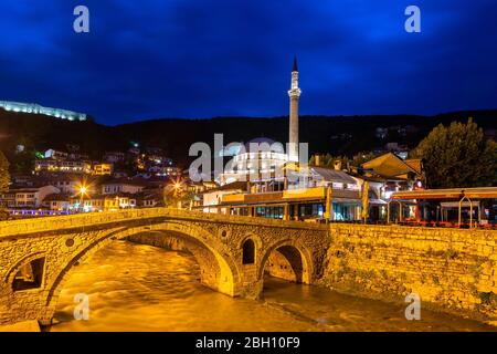 Alte Steinbrücke und Sinan Pasha Moschee, in Prizren, Kosovo Stockfoto