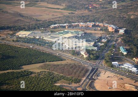 Luftaufnahme von Nelspruit City und CBD Stockfoto