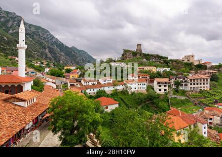 Altstadt Kruje mit Kruje Schloss im Hintergrund, Albanien Stockfoto