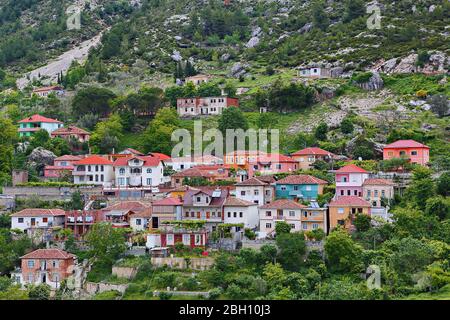 Bunte Häuser in der Altstadt von Kruje in Albanien Stockfoto