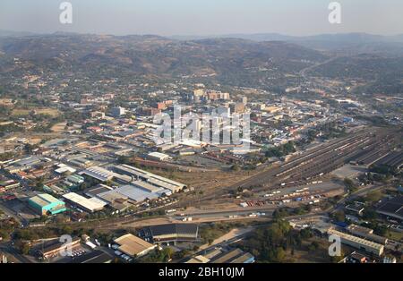 Luftaufnahme von Nelspruit City und CBD Stockfoto