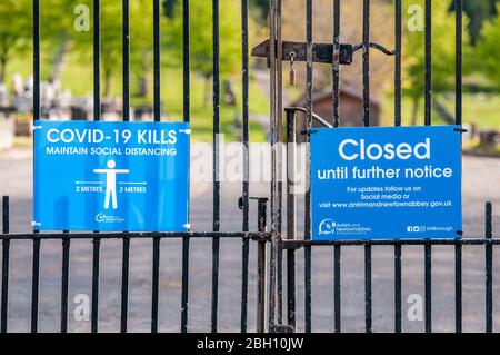 Nordirland, Großbritannien. 24. April 2020 - Schild vor einem Friedhof, der die Öffentlichkeit darüber informiert, dass er wegen Covid-19 geschlossen ist. Gesundheitsminister Robin Swann steht unter öffentlichem und legalem Druck, Friedhöfe in Nordirland wieder zu eröffnen, die aufgrund von Covid-19 gezwungen wurden, Besucher zu schließen, mit Ausnahme von Beerdigungen. Verwandte sind verärgert, dass sie keine Gräber von kürzlich verstorbenen Menschen besuchen können. Kredit: Stephen Barnes/Alamy Live News Stockfoto