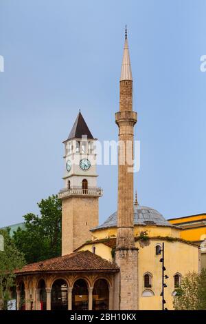 Uhrturm und Minarett der Ethem Bey Moschee auf dem Skanderbeg Platz, Tirana, Albanien Stockfoto