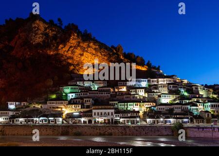 Skyline der Altstadt von Berat mit seinen alten Häusern, in der Dämmerung, Berat, Albanien Stockfoto