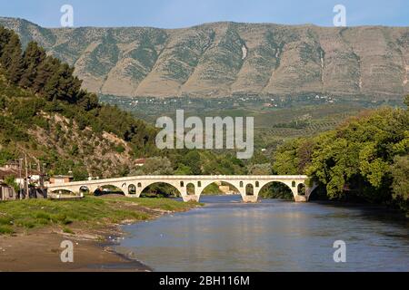 Alte Brücke über den Osumi Fluss in Berat, Albanien Stockfoto