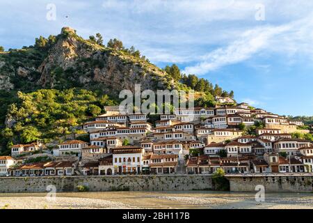 Historische orientalische Häuser in der Altstadt von Berat in Albanien Stockfoto