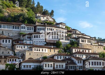 Historische orientalische Häuser in der Altstadt von Berat in Albanien Stockfoto