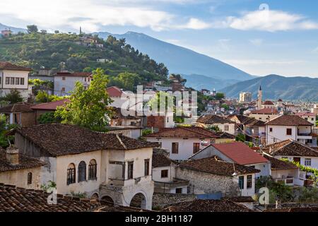 Historische orientalische Häuser in der Altstadt von Berat in Albanien Stockfoto