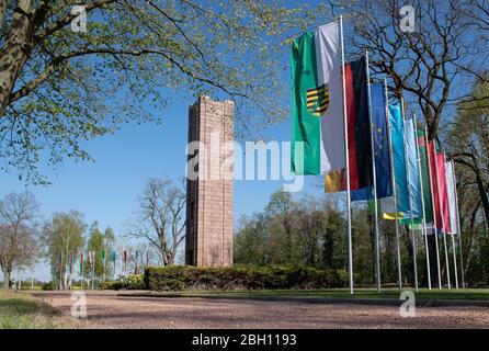 Zeithain, Deutschland. April 2020. Im Mahnmal für Kriegsgefangene und Opfer der Wehrmacht im Lager Ehrenhain von 1941-1945 wehen Fahnen. Anlass ist das Gedenken an die Stiftung Sächsische Gedenkstätten zum 75. Jahrestag der Befreiung des Kriegsgefangenenlagers Zeithain. Quelle: Sebastian Kahnert/dpa-Zentralbild/dpa/Alamy Live News Stockfoto