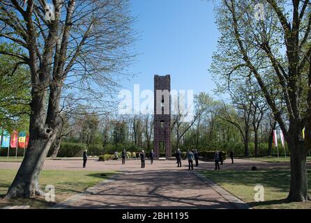 Zeithain, Deutschland. April 2020. Teilnehmer einer Gedenkveranstaltung stehen in der Gedenkstätte für Kriegsgefangene und Opfer der Wehrmacht im Lager Zeithain aus dem Jahr 1941-1945 Ehrenhain. Anlass ist das Gedenken der Sächsischen Gedenkstätte zum 75. Jahrestag der Befreiung des Kriegsgefangenenlagers Zeithain. Quelle: Sebastian Kahnert/dpa-Zentralbild/dpa/Alamy Live News Stockfoto