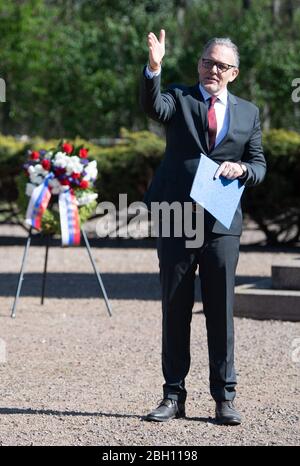 Zeithain, Deutschland. April 2020. Jens Nagel, Leiter der Gedenkstätte, spricht bei einer Gedenkveranstaltung an der Gedenkstätte für Kriegsgefangene und Opfer der Wehrmacht im Lager Zeithain von 1941-1945 Ehrenhain. Anlass ist das Gedenken der Sächsischen Gedenkstätte zum 75. Jahrestag der Befreiung des Kriegsgefangenenlagers Zeithain. Quelle: Sebastian Kahnert/dpa-Zentralbild/dpa/Alamy Live News Stockfoto