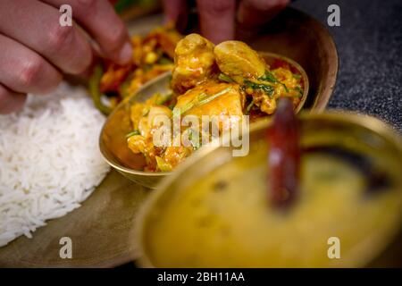 Ein Koch bereitet nepalesische Gerichte in einer Küche zu. Stockfoto
