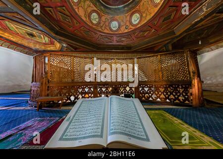 Muslimische Heilige Buch Koran in der König Moschee auch als Sultan Moschee oder Sultan Beyazit Moschee bekannt, in Berat, Albanien Stockfoto